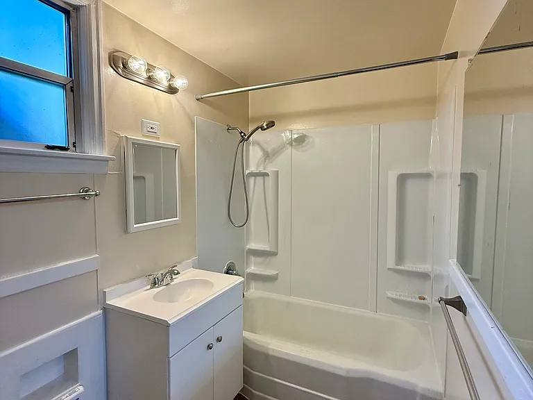 556 Ward St #L — Photo 11