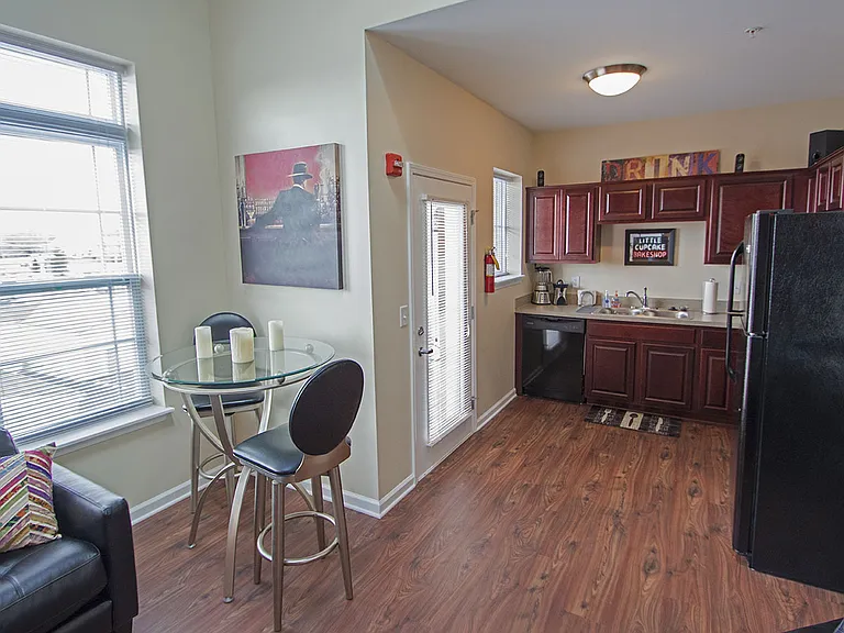 Tenth & College Horizons Apartments — Photo 26