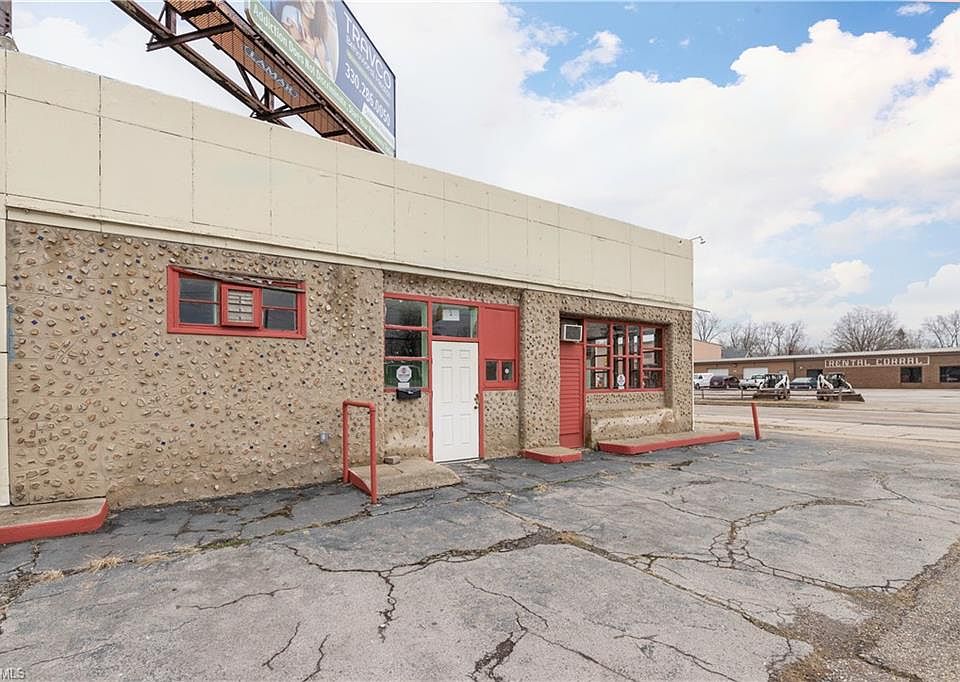 1st image of 922 Mahoning Ave NW