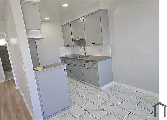 1423 W 20th St — Photo 3