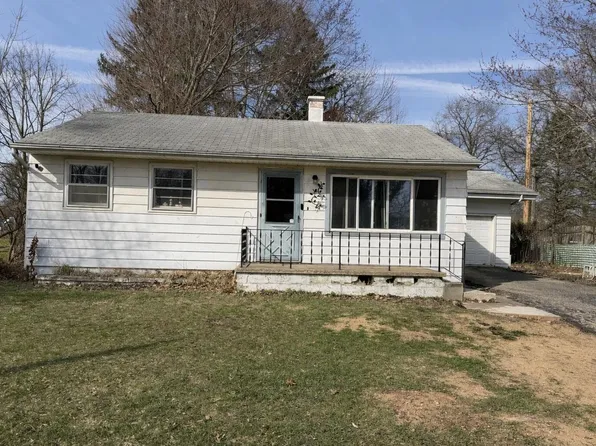 132 Lilac St, Paw Paw, MI 49079