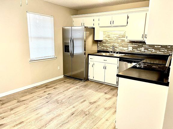 3rd image of 2207 Driftwood Ln