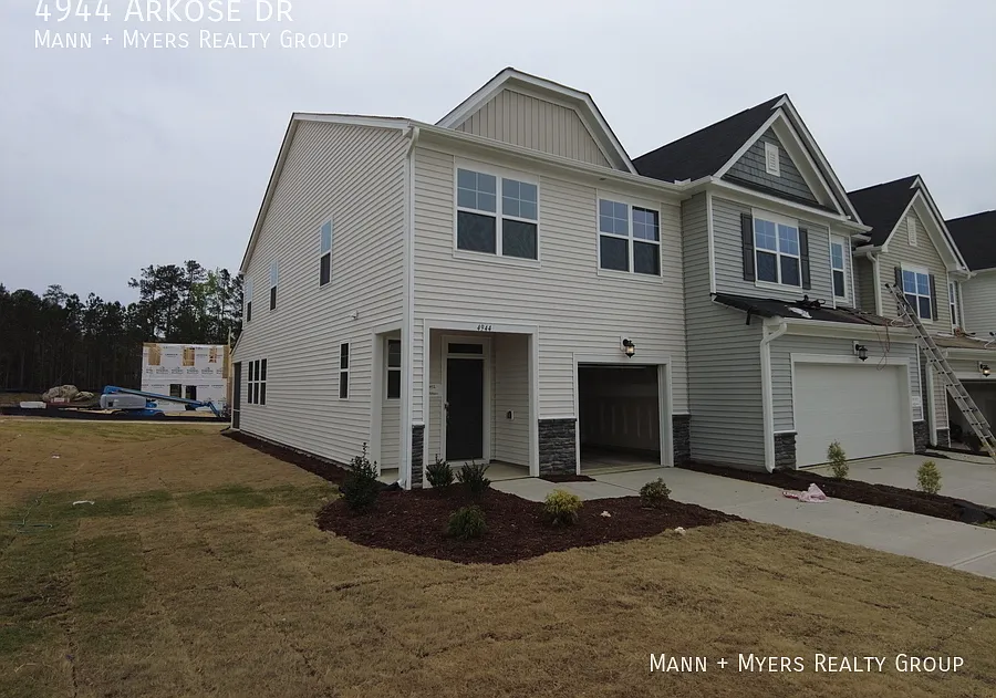 Corner Townhome Available for Rent in Raleigh! — Photo 2