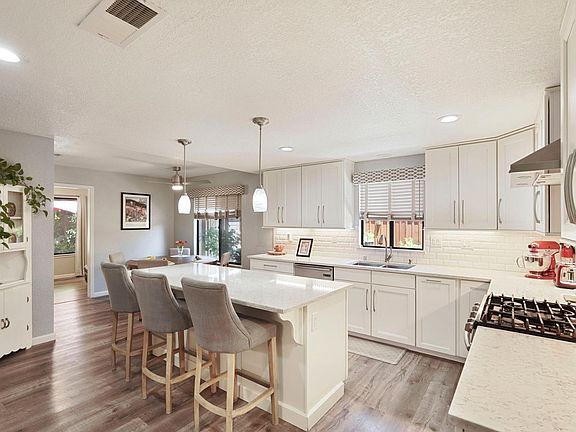 5th image of 3025 Park Oak Dr