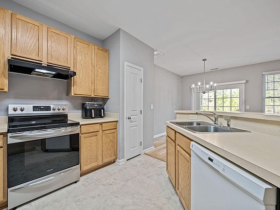 5th image of 813 Hamlet Park Dr