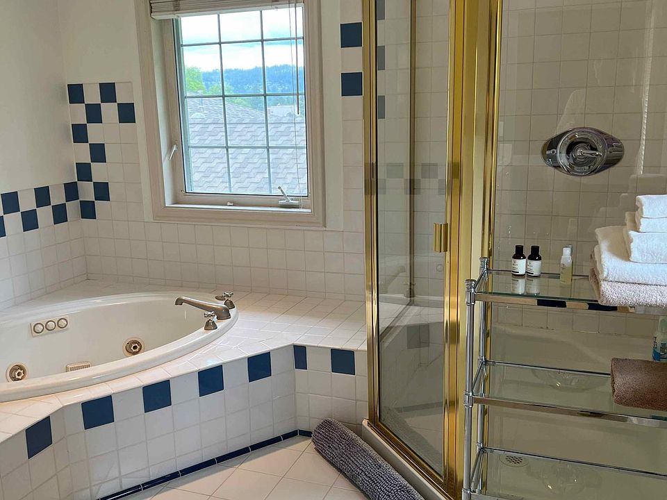 big Jacuzzi tub with separate roomy shower