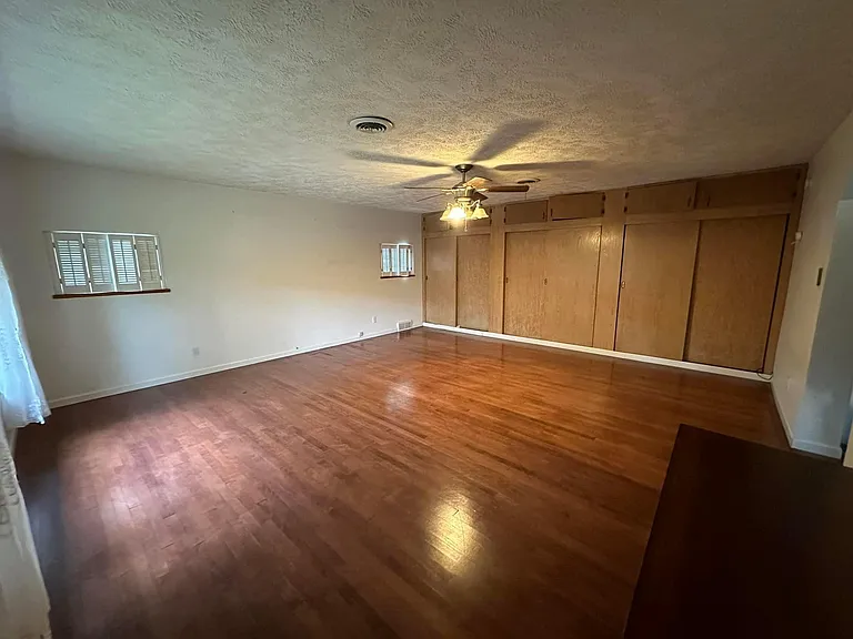 385 Riverside Dr — Photo 19