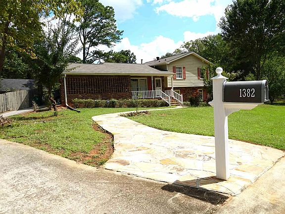 2nd image of 1382 Drayton Woods Dr