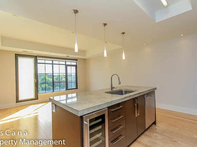 327 Breezehill Ave S #702 — Photo 12