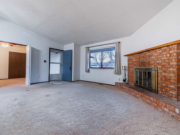 4th image of 270 E Danbury Cir