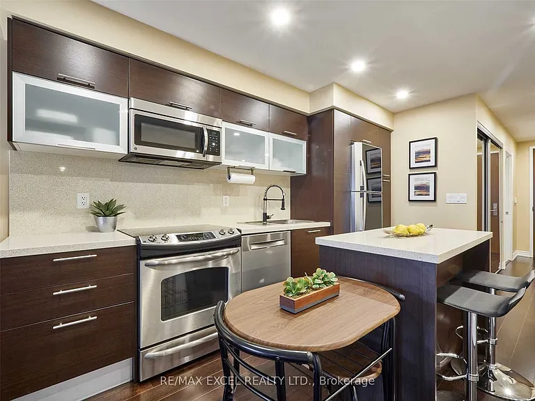 386 Yonge St #503 — Photo 11