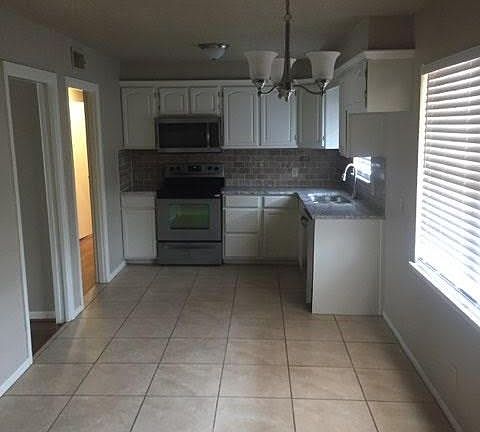 4th image of 634 S Jefferson Dr
