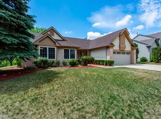 6851 Foxworth Ln, Gurnee, IL 60031