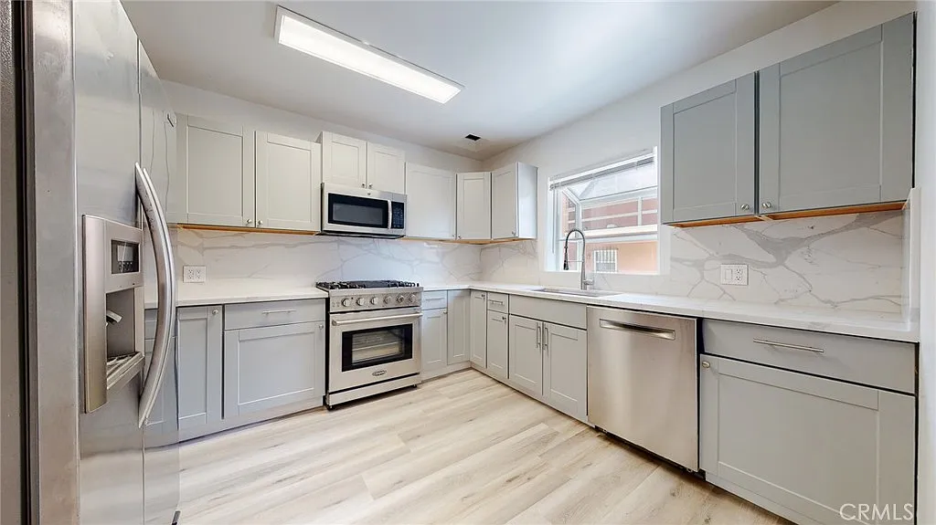 2 bed, 950 sqft, $5,495 — Photo 2