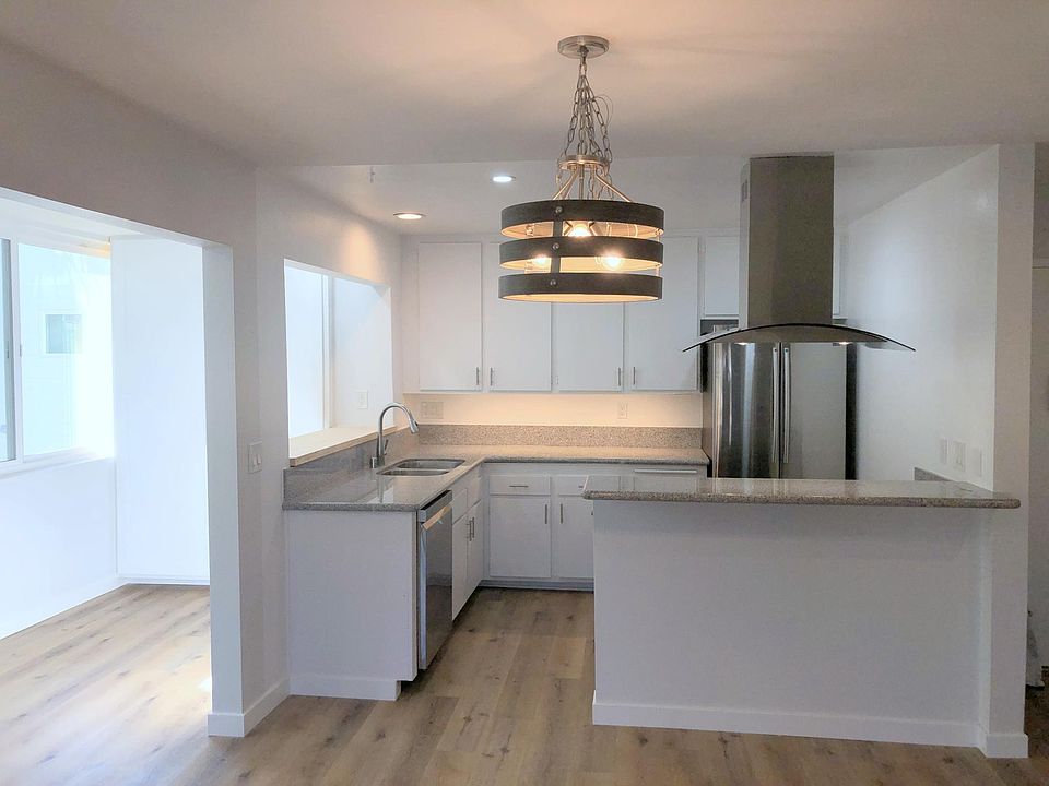Kitchen and Breakfast Bar (Near Stove)
