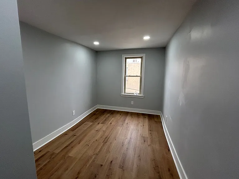1049 Mercy St — Photo 22