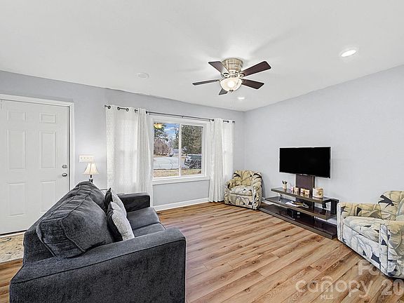 3rd image of 439 Hillcrest Dr
