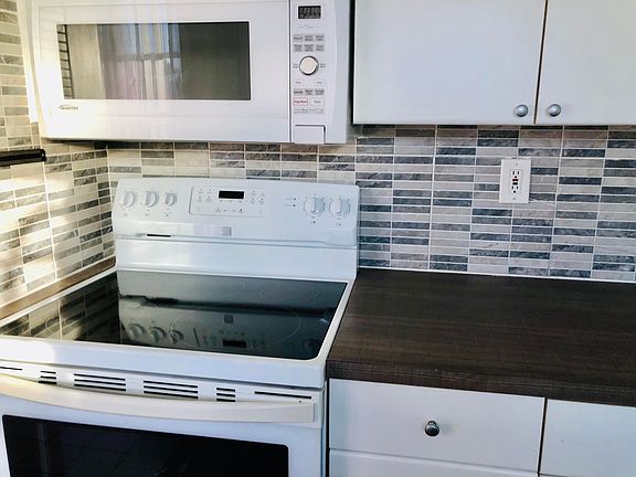 2nd image of 10 Golfs Edge APT G