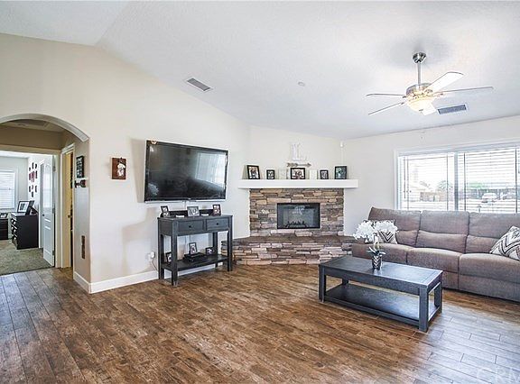 Raised hearth fireplace