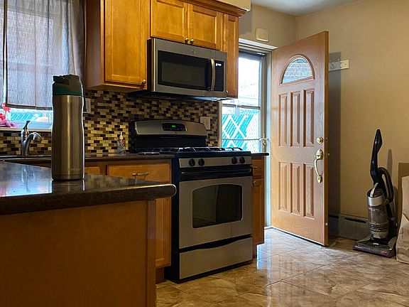 2nd image of 925 Swinton Ave #1