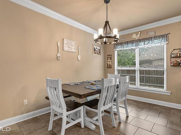 5th image of 525 Riverrun Cir