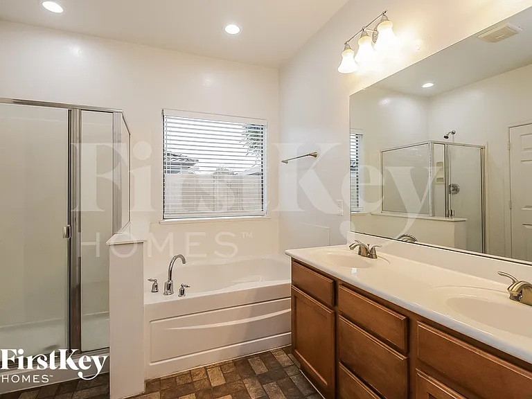 8811 S 57th Ln — Photo 9