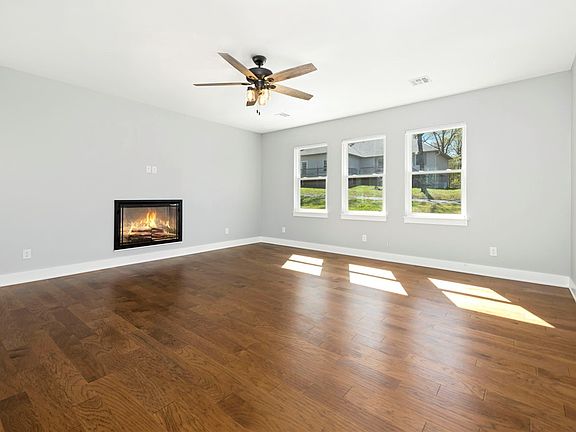 4th image of 28 Bolton Ln