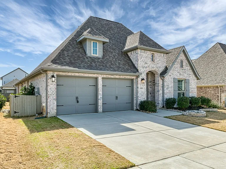 2421 Stella Ln — Photo 4