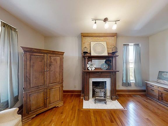 5th image of 1828 Summit St
