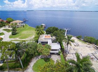 979 Aqua Ln, Fort Myers, FL 33919