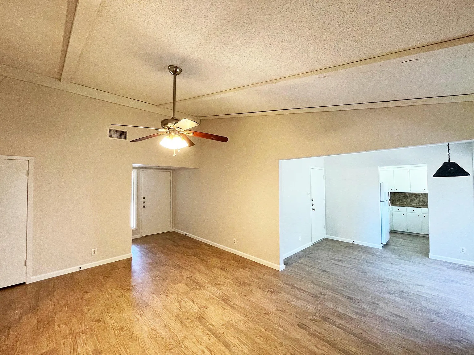 3 bed, 2.0 bath, 1216 sqft, $1,998 — Photo 3