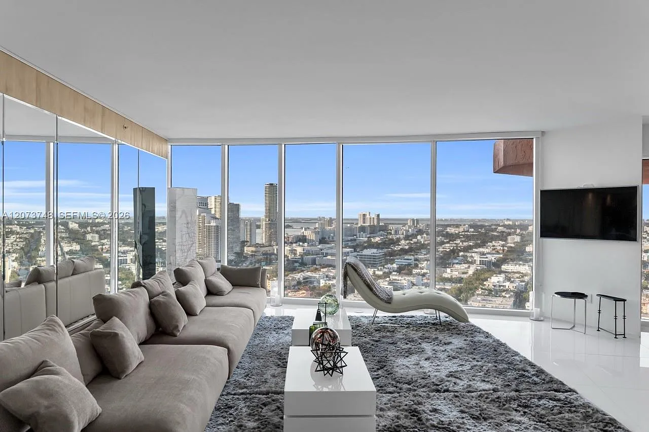 Portofino Tower Condo — Photo 1
