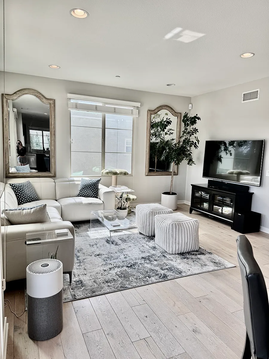TV and Sound bar, lots of natural light - 5256 Pacific Ter