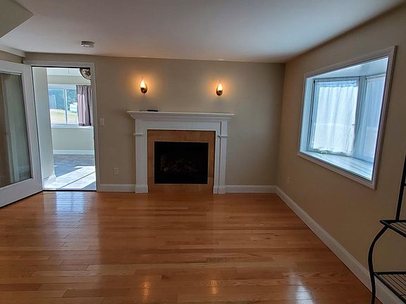 1st Floor Living space w/Gas Fireplace