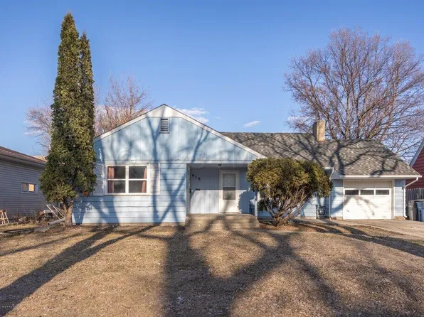 918 8th St S, Moorhead, MN 56560