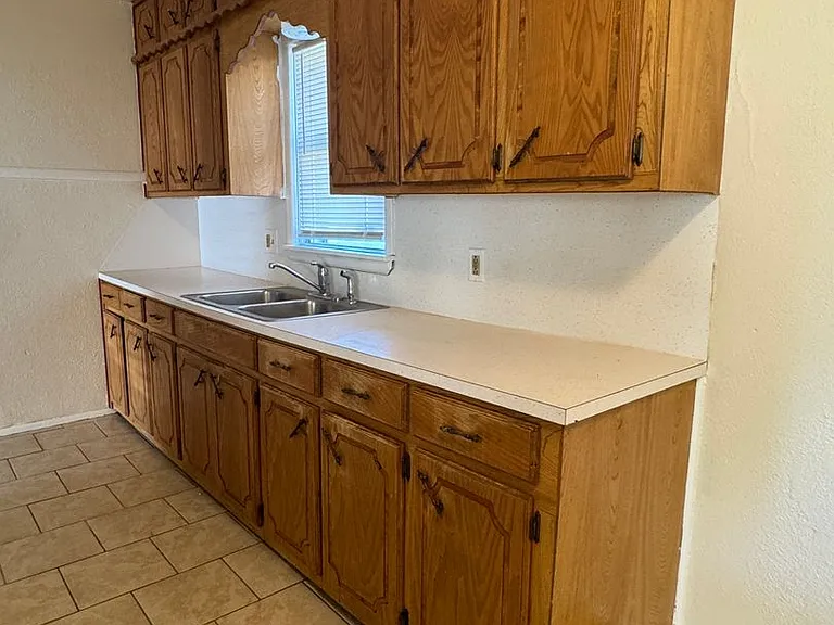 1605 NW Williams Ave — Photo 4