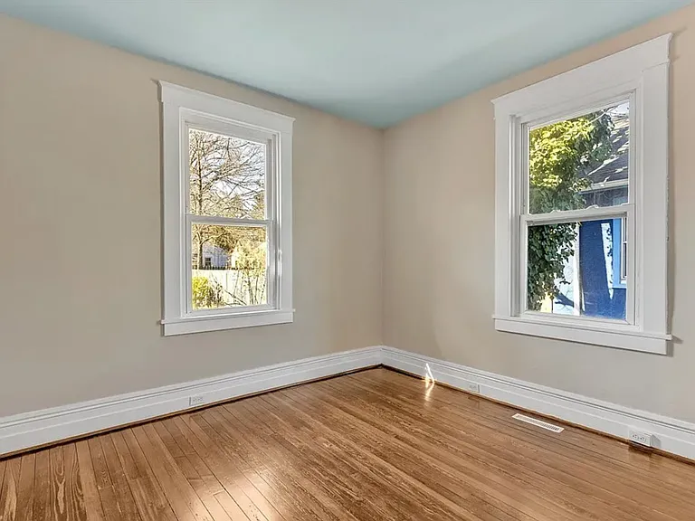 214 W Blake Ln — Photo 6