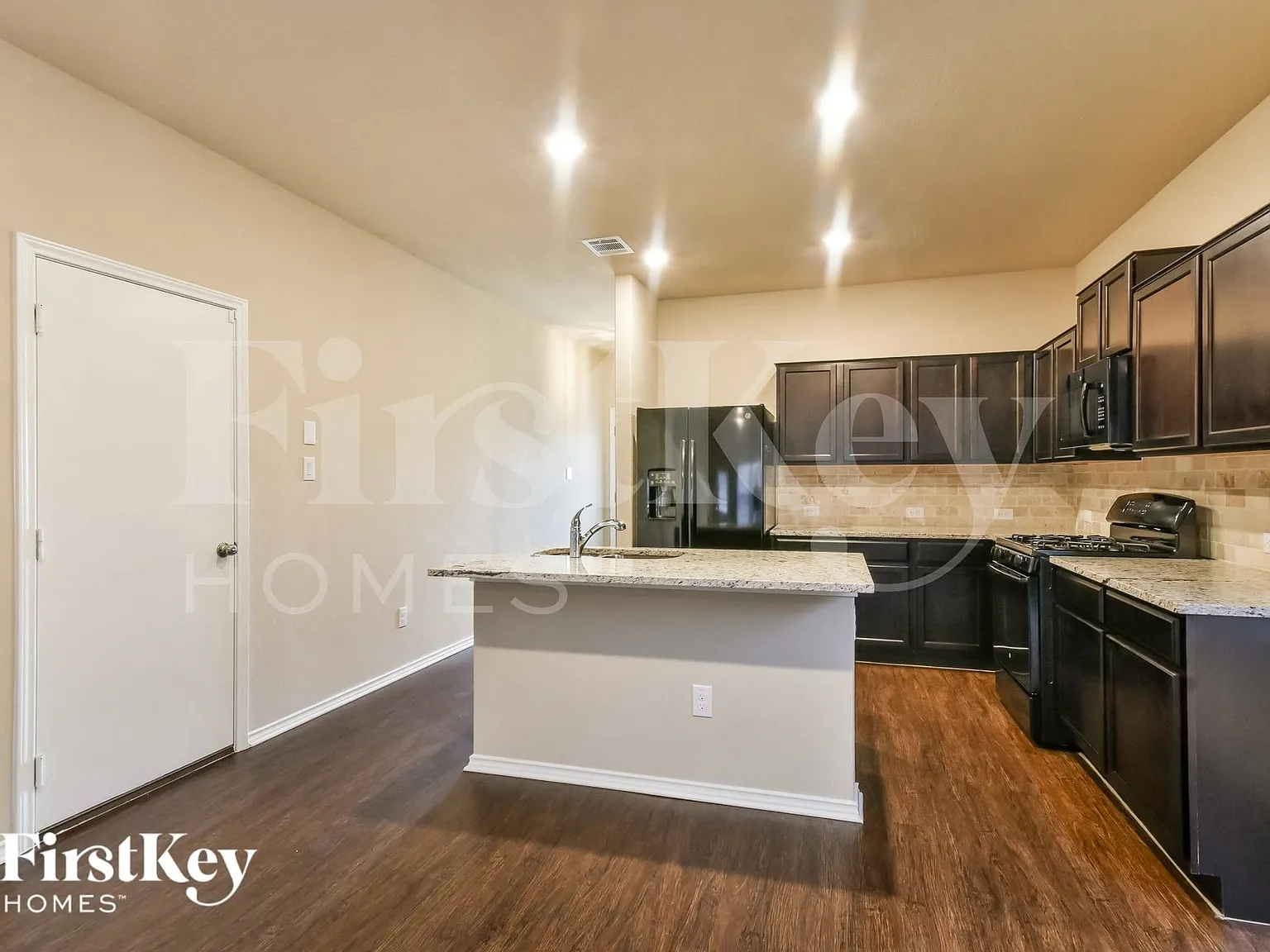 4 bed, 2.0 bath, 2484 sqft, $2,165 — Photo 3