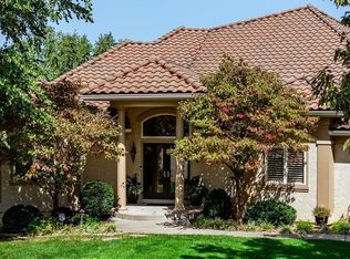2329 NE Lake Breeze Ln, Lees Summit, MO 64086
