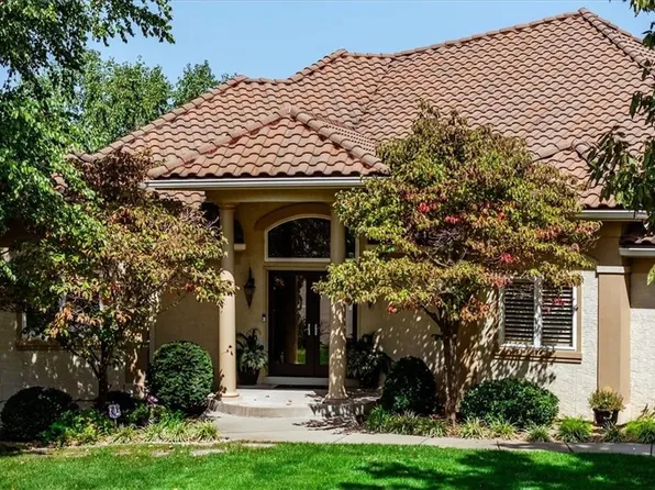 2329 NE Lake Breeze Ln, Lees Summit, MO 64086