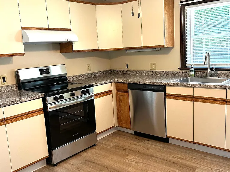 909 Lancaster St — Photo 5
