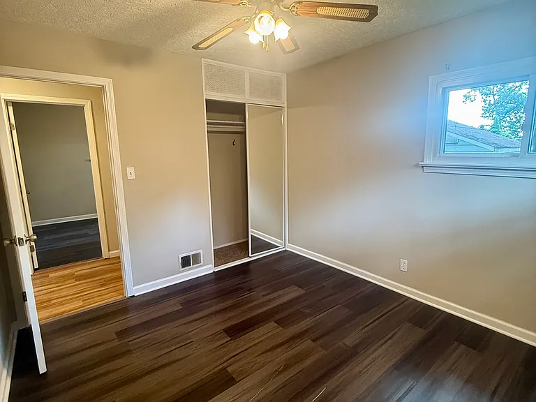 129 The Brooklands Ave — Photo 5