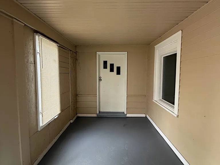 10604 Parkview Ave — Photo 2