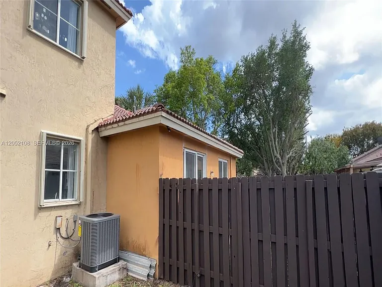 100 SW 15th Ave — Photo 56
