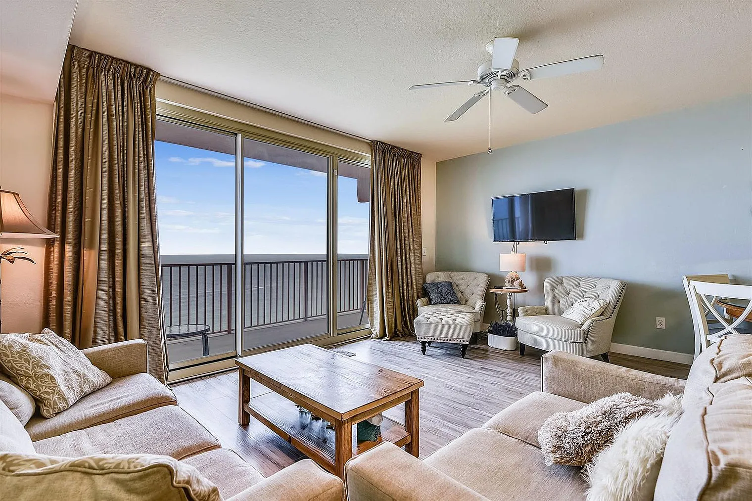 1 bed, 2.0 bath, 936 sqft, $2,831 — Photo 2