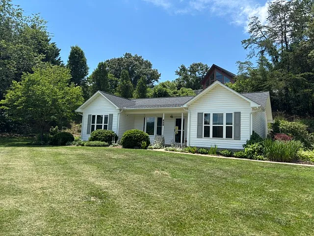 142 Reems Creek Rd — Photo 2