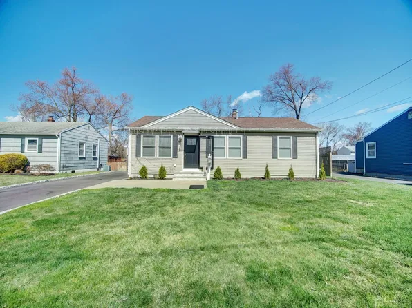 110 Cap Ln, Middlesex, NJ 08846