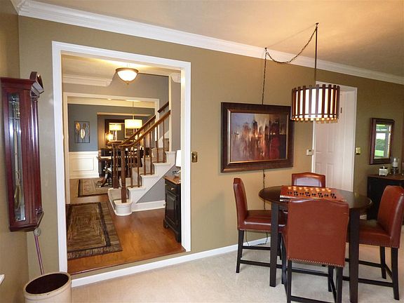 3rd image of 1701 Watford Ln