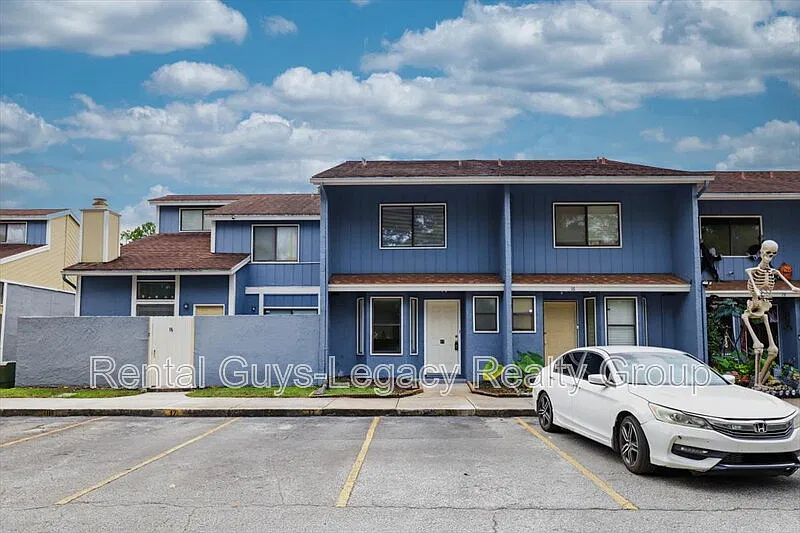 2 bed, 1.5 bath, 1139 sqft, $1,350 — Photo 1