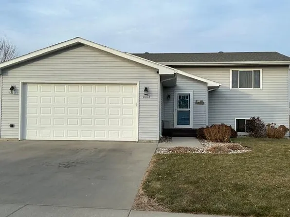 1002 Ash Ln, Aberdeen, SD 57401